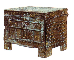 Arcón-caja fuerte de madera, forrado de bronce y hierro encontrado en Pompeya (Italia). Fuente en: http://bit.ly/2gvdq7m