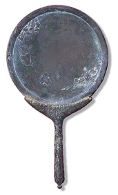 Espejo romano de bronce de Ilici. Fuente en: http://bit.ly/2gz7xE3 
