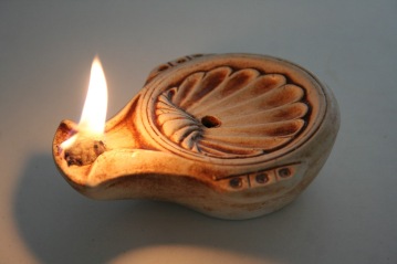 Reproduccion de una lucerna romana. Fuente en: http://bit.ly/2foHGkx 