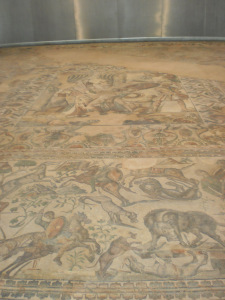 Escenas de caza del mosaico del Oecus en primer plano, al fondo la escena aquílea . Fuente en: http://bit.ly/2i5PsOB