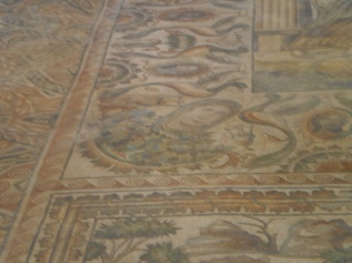 Detalle de la cenefa que orla el mosaico de Aquiles, representa una estación del año: el invierno. Fuente en: http://bit.ly/2i5PsOB