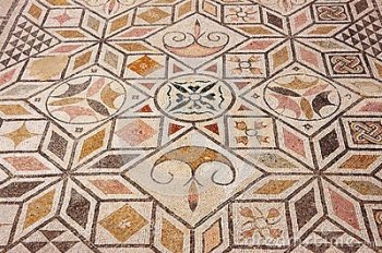 Mosaico de alfombra con motivos florales (Sevilla, excavaciones de Itálica). Fuente en: http://bit.ly/2hmI8x2